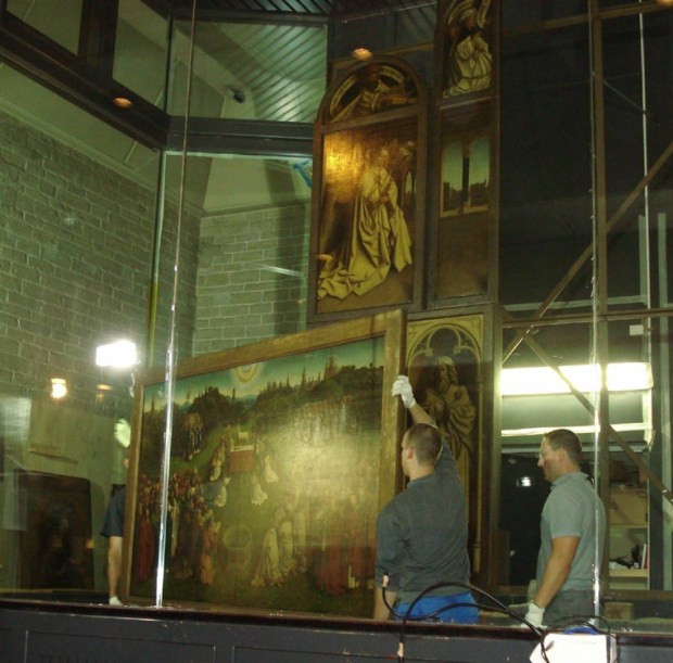 Dismantling the central panel of the Ghent altarpiece