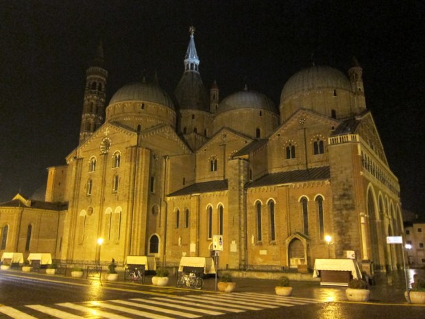 Basilica of St. Anthony of Padua at night