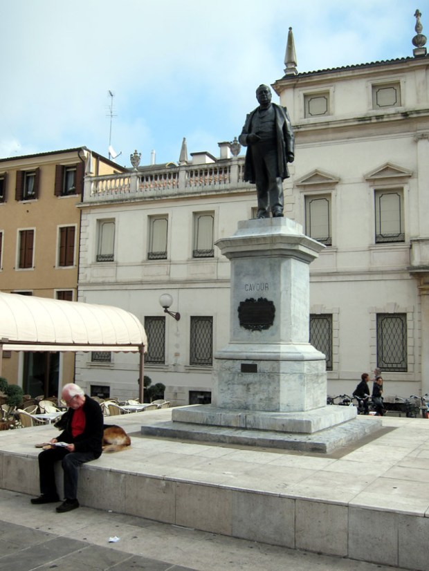 piazza Cavour statue 