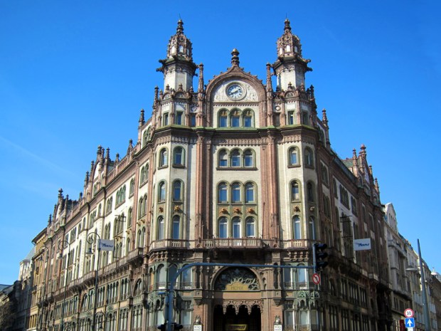 exterior front, Párizsi Udvar