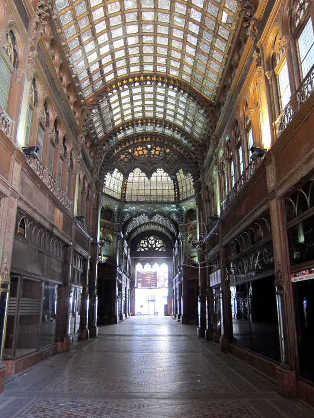 Párizsi Udvar long corridor