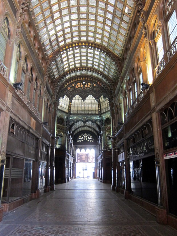 Párizsi Udvar long corridor