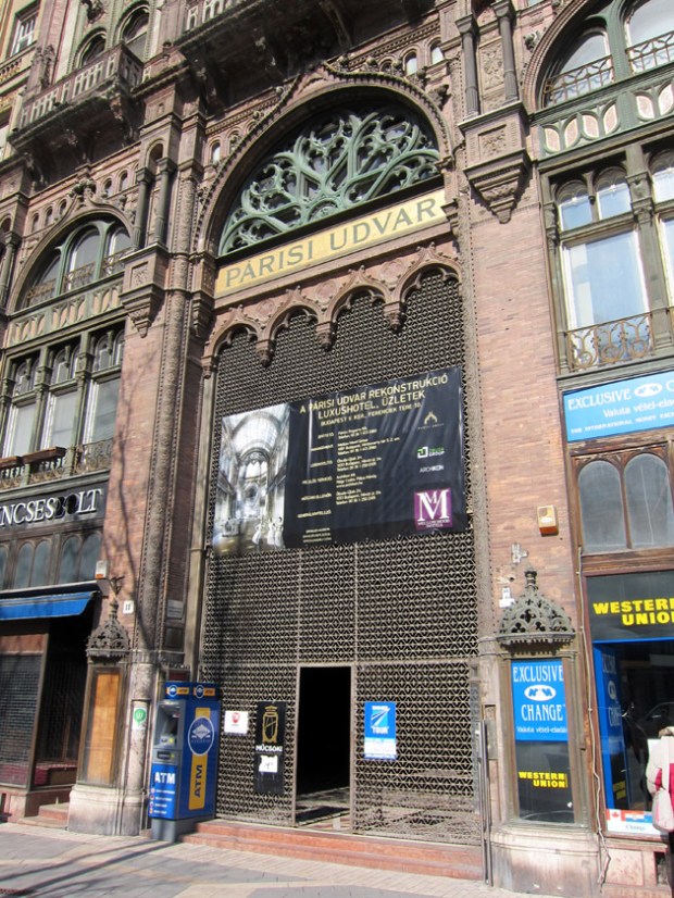 Inconspicuous street entrance into Párizsi Udvar.