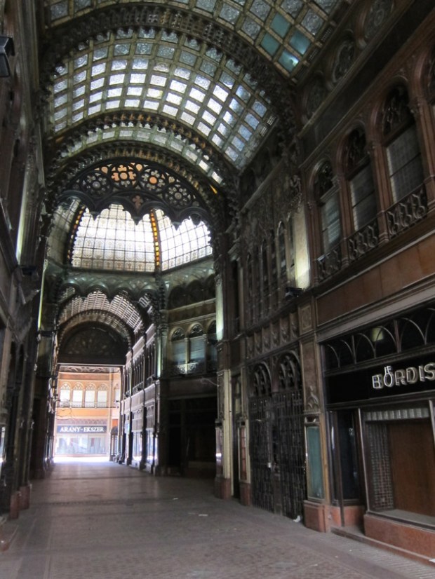 View down the corridor, Párizsi Udvar
