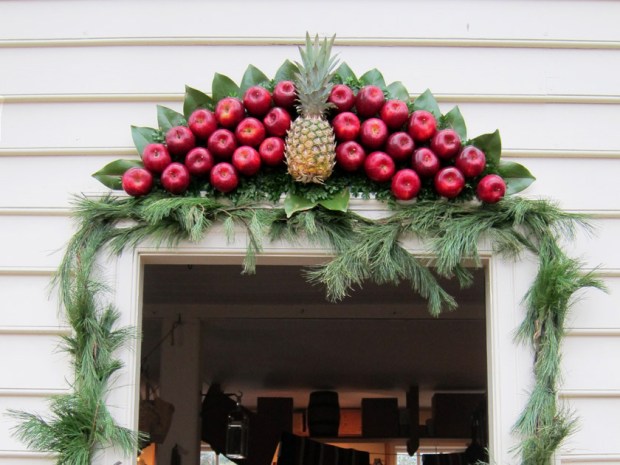 Colonial apple and pineapple wreath