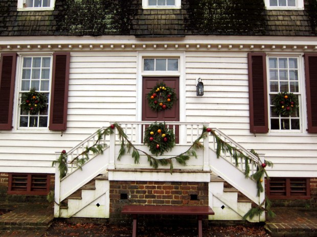 House with colonial Christmas decorations